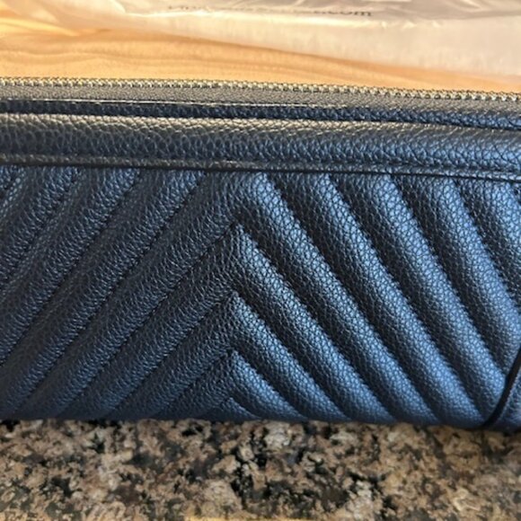 Victoria's Secret Signature V-Quilt Finish Black Lily Large Wallet with Zip - Picture 4 of 10